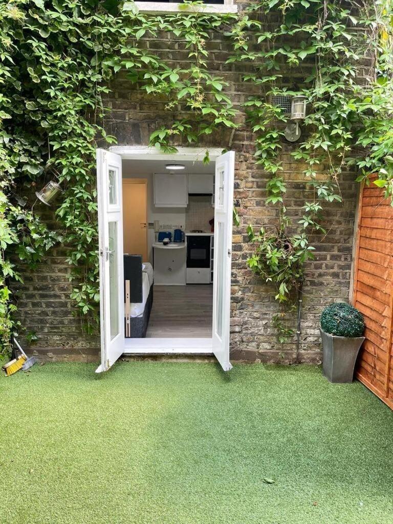 Portobello Road Artistic Studios 'Budget' Лондон Экстерьер фото