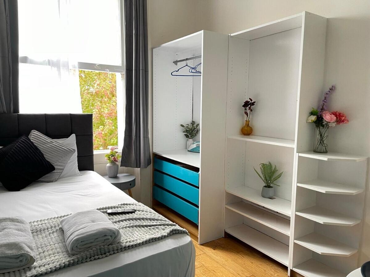 Portobello Road Artistic Studios 'Budget' Лондон Номер фото